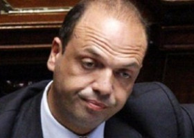 Mafia, le accuse del pentito al Ministro Alfano. Sgarbi: “Si dimetta”