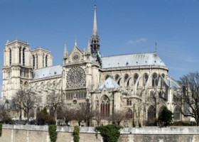 Parigi – Auto con bombole di gas vicino a Notre Dame