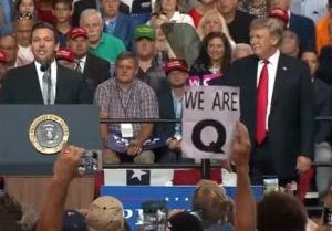 Sostenitori di Donald Trump con cartelli di QAnon