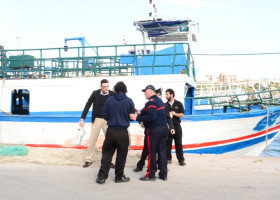 Lampedusa – due lampedusani, sospettati di rubare dalle barche usate dagli immigrati