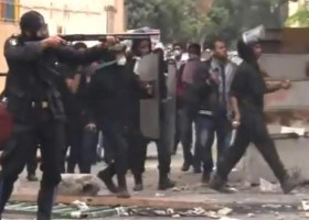 Egitto – Nuovi scontri. Gas paralizzanti americani e munizioni made in Italy