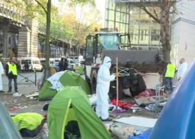 Parigi – Non trattate così i migranti!