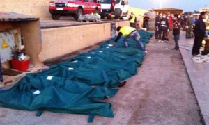 I corpi di alcuni migranti morti nel corso del naufragio di Lampedusa del 3 ottobre 2013. I morti accertati furono  368 e circa 20 i presunti dispersi