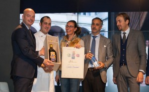 Gianluca Bisol premia Galateo Ricevimenti, vincitore primo premio - Platinum - King of Katering 2012 - ©Photo Mattia Mionetto