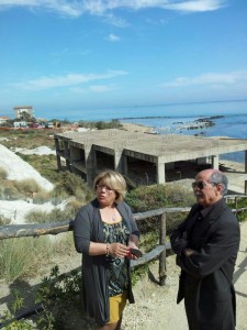 ass lo bello davanti ecomostro scala dei turchi, sullo sfondo le ruspe pronte a demolire2