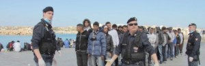 polizia-immigrati-lampedusa