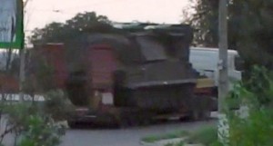 Camion filmato nell’est ucraino a bordo del quale si vede un sistema missilistico BUK superficie-aria 