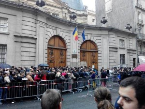 Coda dinanzi l'Ambasciata della Romania a Parigi
