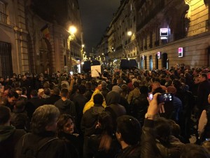 Fila dinanzi l'ambasciata romena di Parigi. Sullo sfondo i mezzi della polizia francese