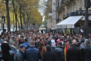 Coda di ore dinanzi l'ambasciata romena di Parigi