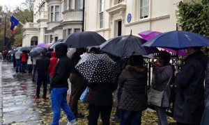 Elettori romeni dinanzi l'Ambasciata di Londra