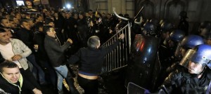 Parigi - Scontri dinanzi l'ambasciata romena tra la polizia e gli elettori ai quali è stato impedito di poter esercitare il diritto al voto