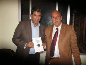 Montevideo, 2012, Raul Sendic presenta il libro di Agostino Spataro                                                                                             "Petrolio, il sangue della guerra"