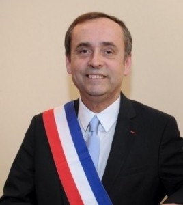 robert-menard-posant-apres-son-election-a-la-mairie