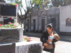 B. Aires,  Donna che allatta davanti al monumento sepolcrale di Carlos Gardel. (foto di Agostino Spataro)