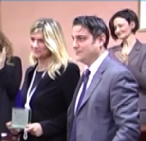 Da sx Federica Angeli e Andrea Tassone nel corso della premiazione 'donna dell'anno 2014' da parte del X Municipio di Roma Capitale
