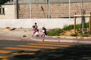 Bambini siriani giocano ai margini della strada