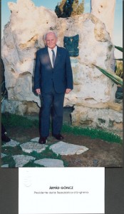Agrigento, Kaos, dic. 1999- Goncz Arpad rende omaggio alla tomba di Luigi Pirandello, premio Nobel per la letteratura