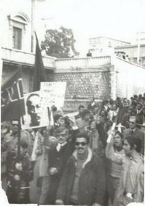 Corteo (del 1969) del Movimento studentesco  ad Agrigento: Agostino Spataro é con eskimo e occhiali scuri, Maurizio Iacono gli sta accanto in giacca e cravatta