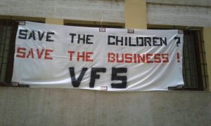 Striscione contro Save the Children