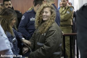 Ahed Tamimi in catene...