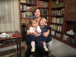 Oggi, Monica é mamma felice di due bellissimi bambini: Lucia e Giuseppe Migliara. Anche quest'anno metteremo per loro le scarpe alla finestra.