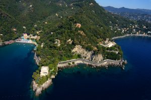 la baia di Paraggi, al centro il Castello Bonomi Bolchini, a destra il tratto di provinciale 227 prima del crollo.