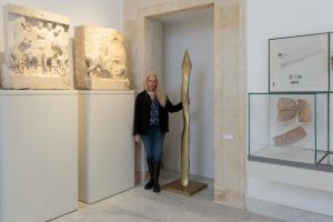 Venia Dimitrakopoulou con Lancia d'oro_2018_bronzo_opera donata al Museo Salinas_ph.Iolanda Carollo