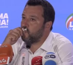 Salvini bacia il crocifisso