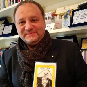 Il professor Francesco Pira sociologo con l'ultimo libro PIRATERIE