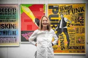 Paula Scher nel suo spazio dentro Florence Biennale