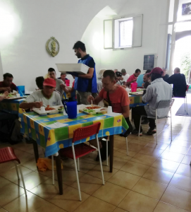 Servizio alla Mensa fraterna “Locanda S. Vincenzo” della Caritas diocesana di Nola. Nella foto un servizio in passato