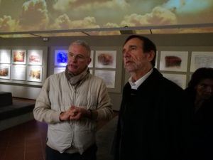 Da sx Pippo Zeffirelli e il Rettore Unifi, Luigi Dei nella Sala Inferno del Museo