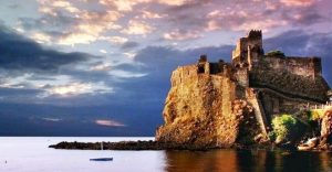 64447f6eb1e048b8cc01c7257167b5f0ba780f67-rocca-aci-castello-jpg-2134-1596436882