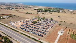Il parcheggio del Consorzio con un numero di auto doppio rispetto alle 350 per le quali è stato autorizzato