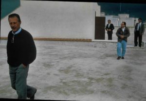 19 gennaio, 1988: Paolo Borsellino nel giorno del suo compleanno con dietro Giuseppe Salvo con gli uomini di scorta sul tetto della Procura di Marsala (Foto agenzia Contrasto)